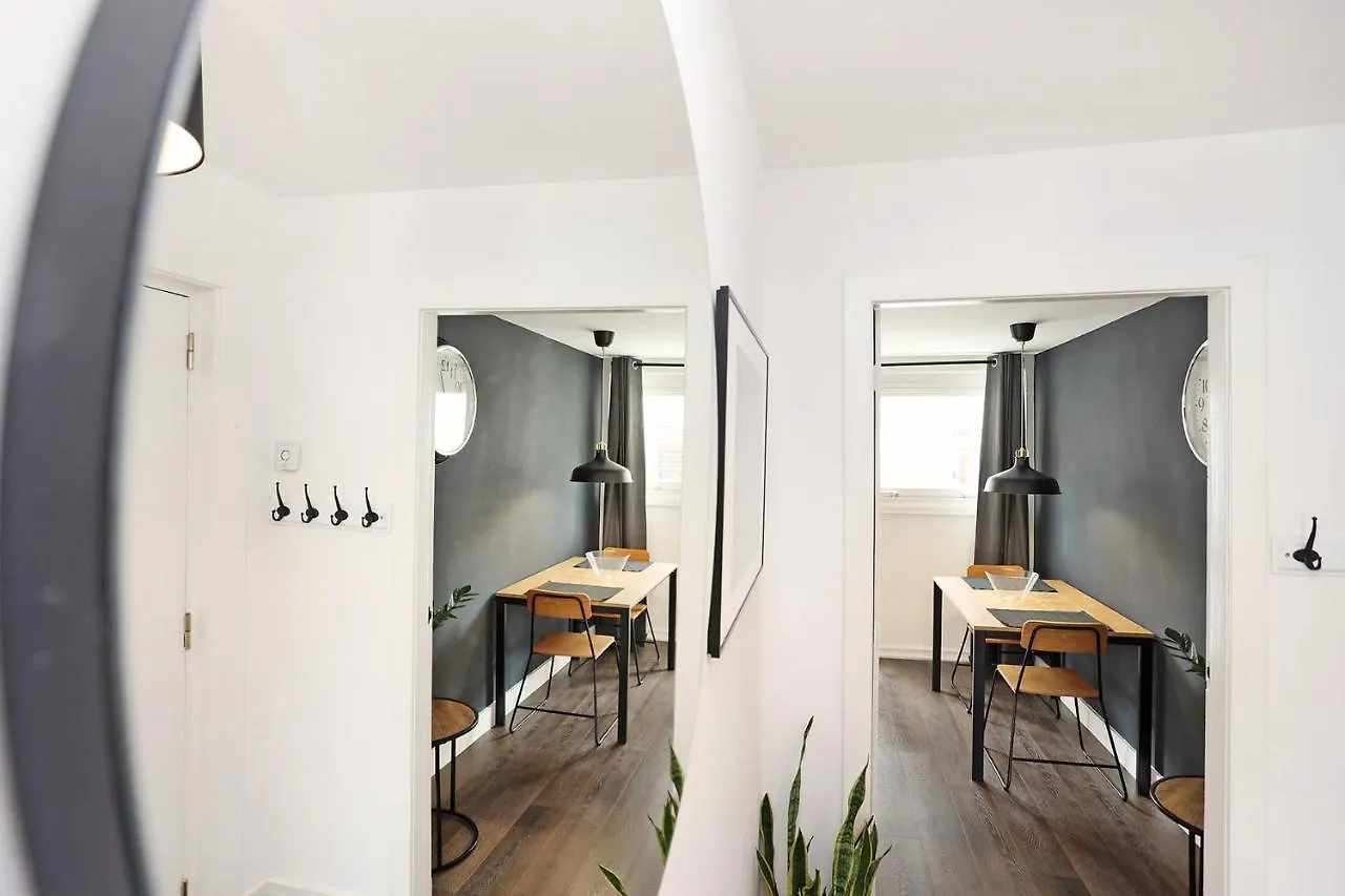 Joivy Contemporary Royal Mile Apartment With Balcony 에든버러 영국