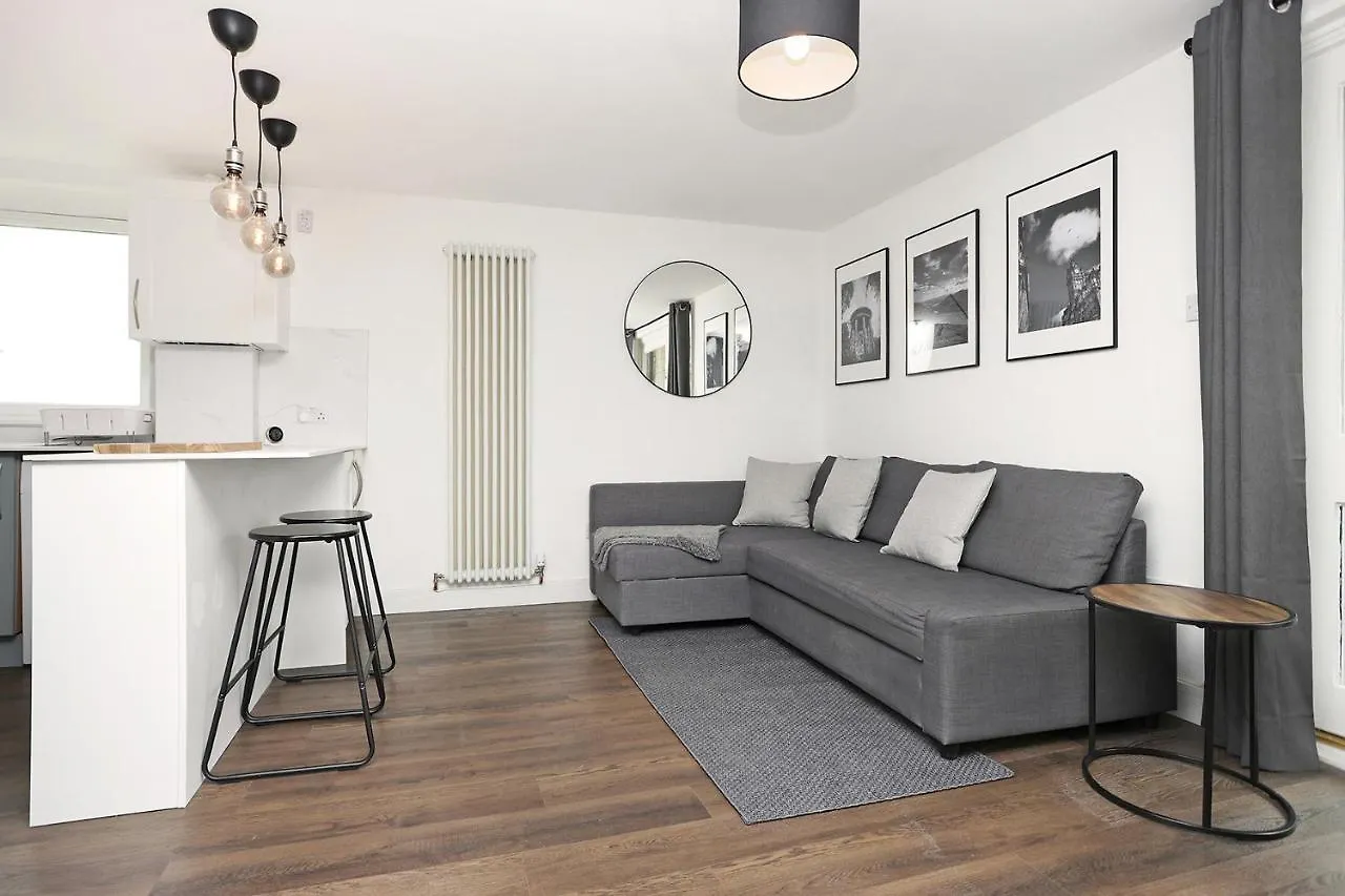 Joivy Contemporary Royal Mile Apartment With Balcony 에든버러