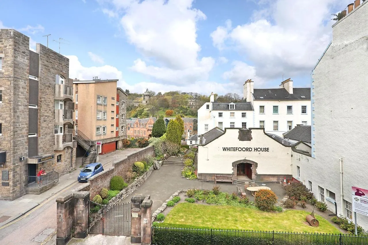 Joivy Contemporary Royal Mile Apartment With Balcony 에든버러
