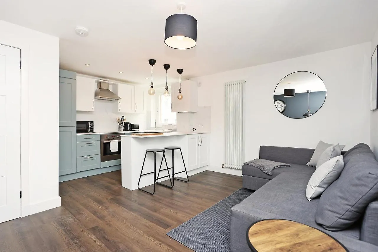 Joivy Contemporary Royal Mile Apartment With Balcony 에든버러