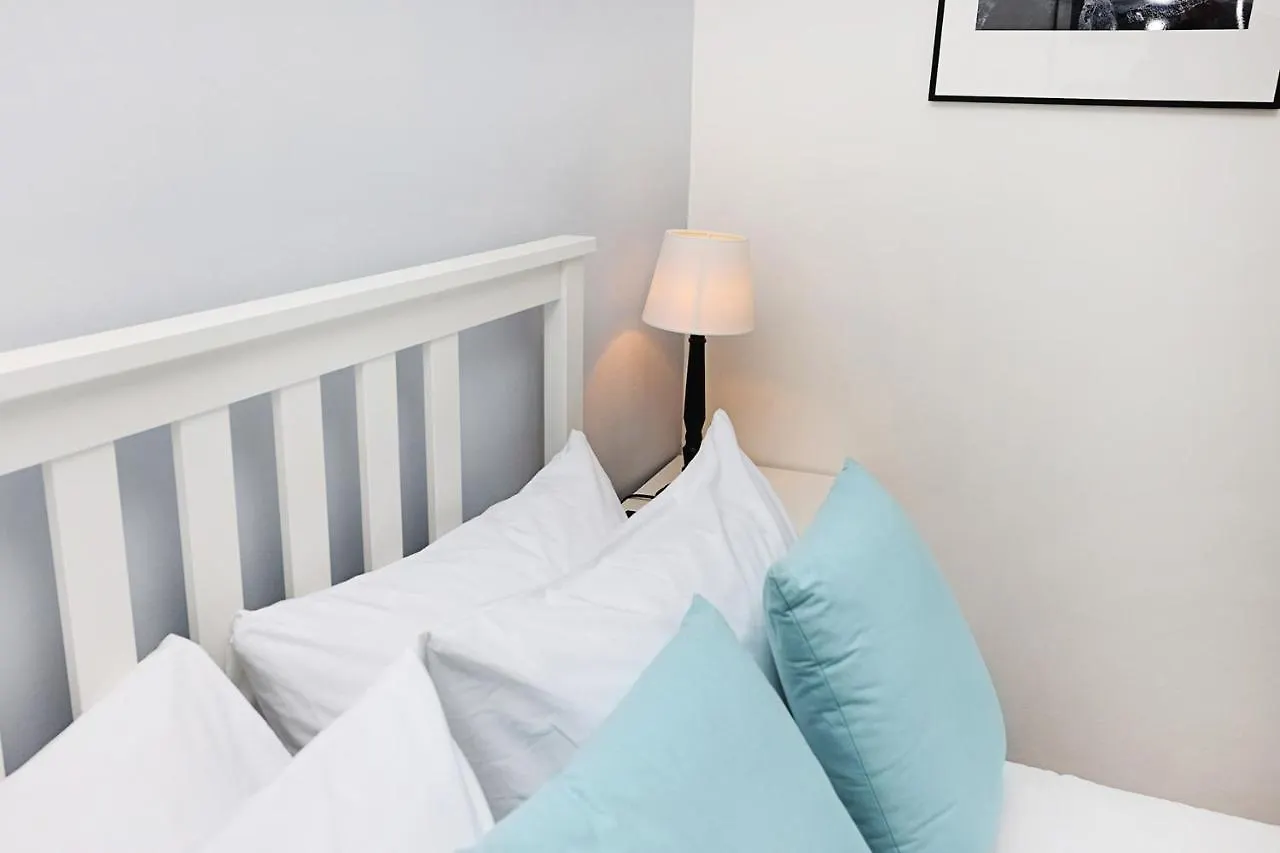 Joivy Contemporary Royal Mile Apartment With Balcony 에든버러