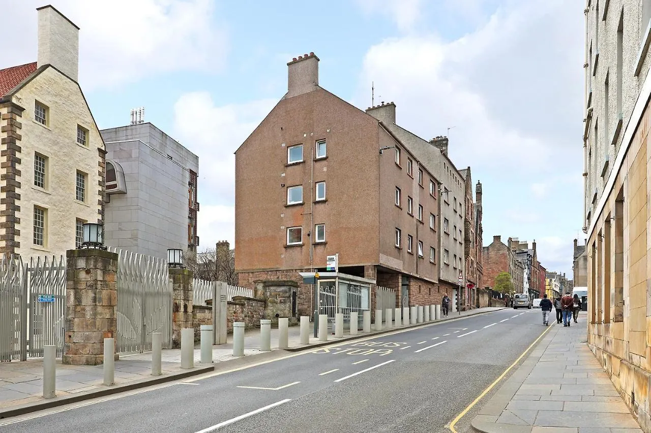 Joivy Contemporary Royal Mile Apartment With Balcony 에든버러 0*,