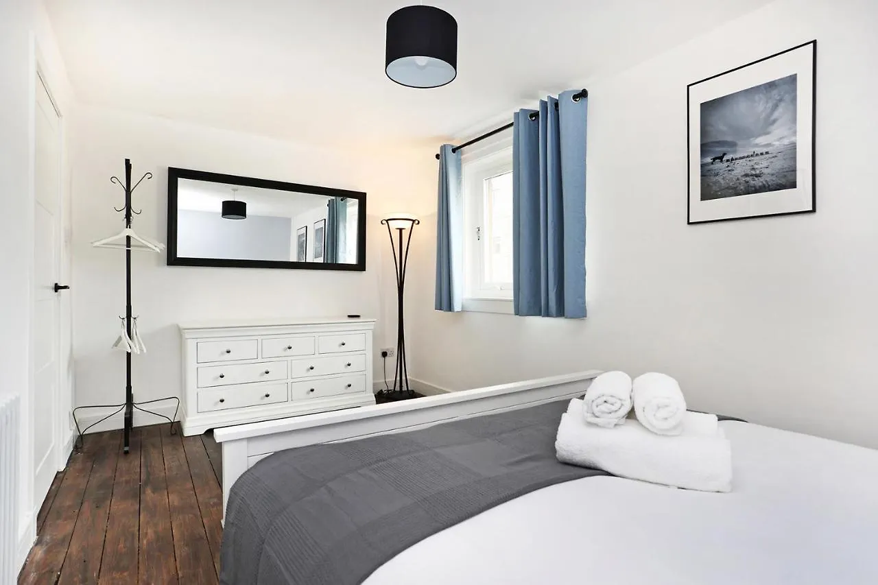 Joivy Contemporary Royal Mile Apartment With Balcony 에든버러