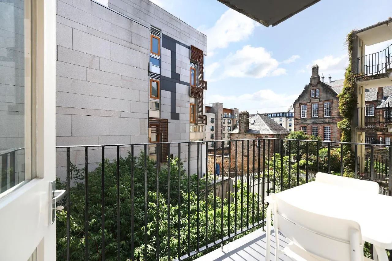 Joivy Contemporary Royal Mile Apartment With Balcony 에든버러 0*,  영국