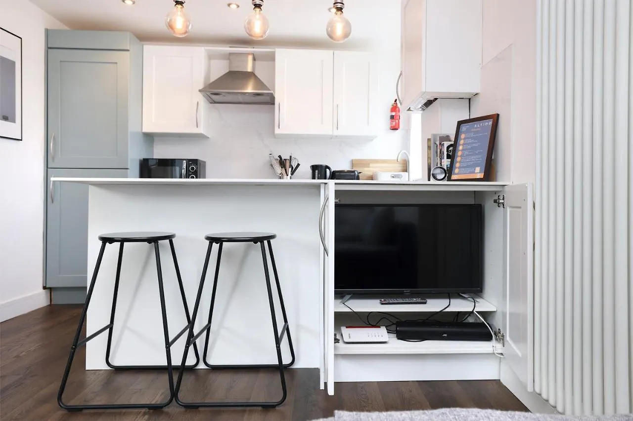 Joivy Contemporary Royal Mile Apartment With Balcony 에든버러 0*,  영국